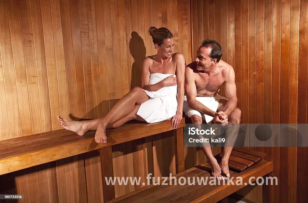 一位老人正在使用智能健康设备